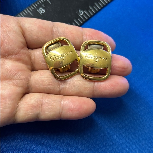🖤VTG Salvatore Ferragamo Vara Gold Tone Clip-On Earrings - Picture 15 of 15